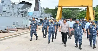 চট্টগ্রামে নৌবাহিনীর বিভিন্ন স্থাপনা পরিদর্শন প্রধানমন্ত্রীর প্রতিরক্ষা উপদেষ্টার